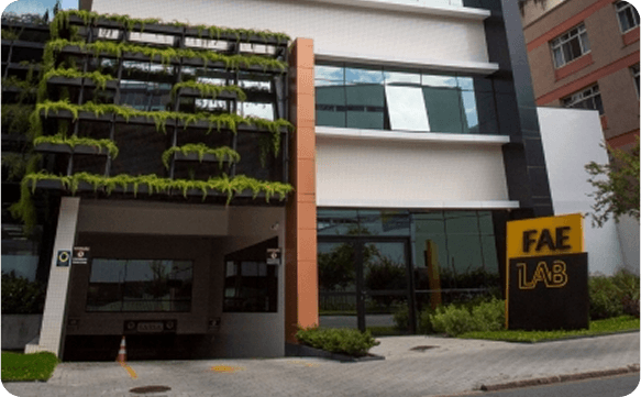 Imagem representando o slide de Prédio com estacionamento