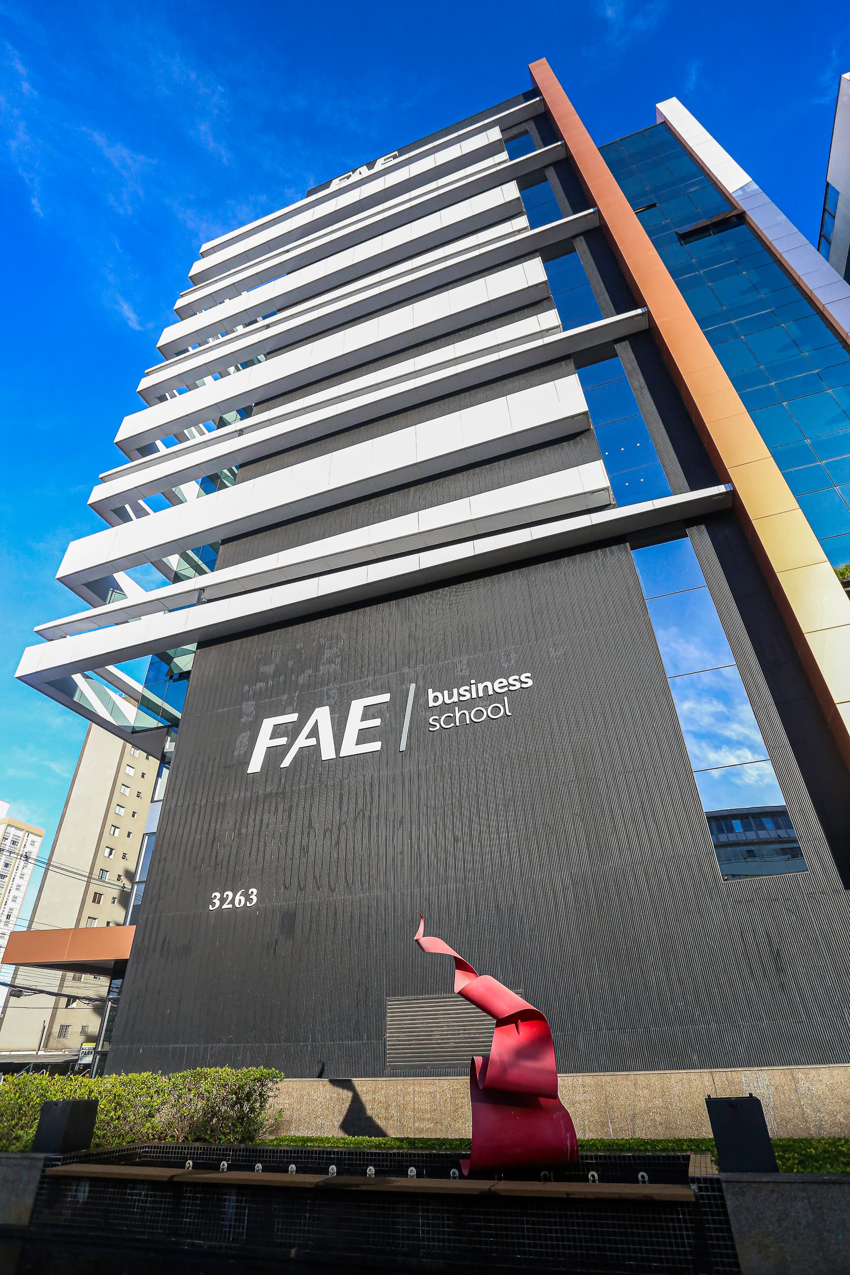 Foto de frente do prédio da FAE Business School