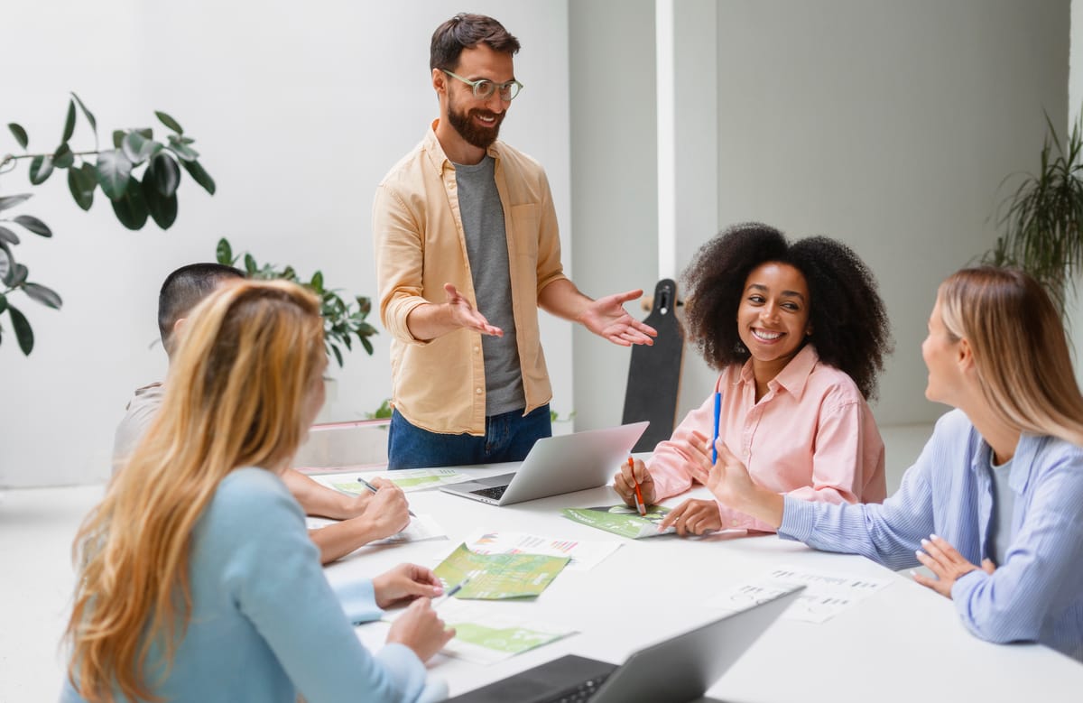Profissional apresenta uma proposta de intraempreendedorismo para a empresa