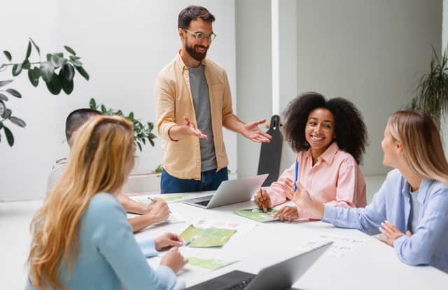 Profissional apresenta uma proposta de intraempreendedorismo para a empresa