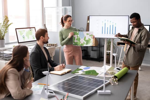 Lideranças analisando dados para saber como implementar ESG na gestão de empresas.