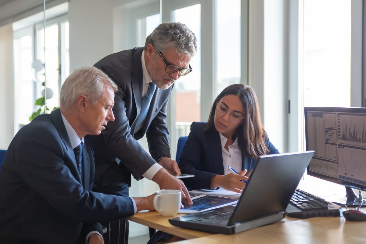 Executivos analisam como medir o retorno de uma decisão estratégica na empresa.