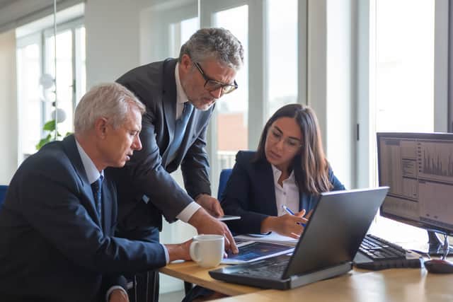 Executivos analisam como medir o retorno de uma decisão estratégica na empresa.