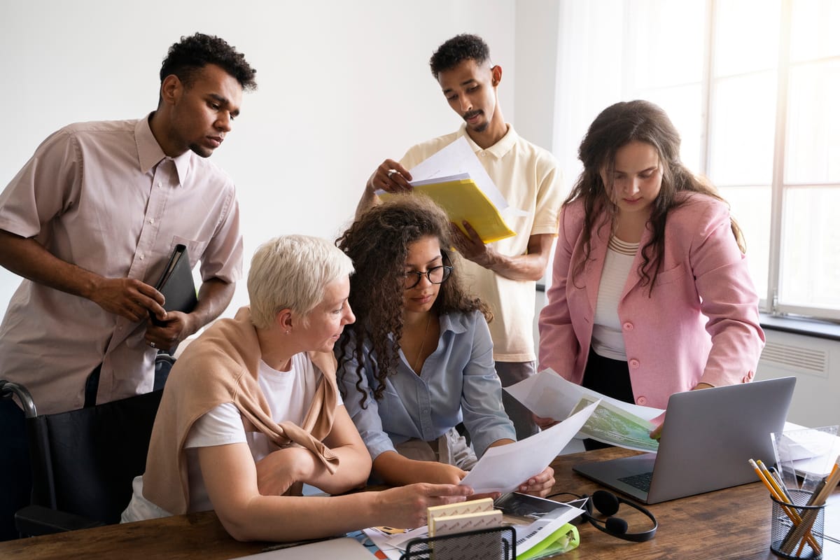 Diversidade e inclusão nas empresas em uma reunião de equipe
