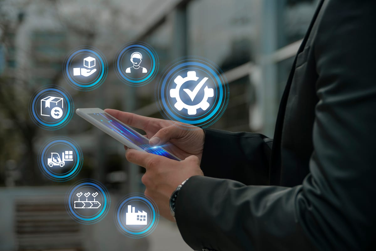 Profissional utiliza tablet com ícones digitais que representam a gestão estratégica de processos empresariais.