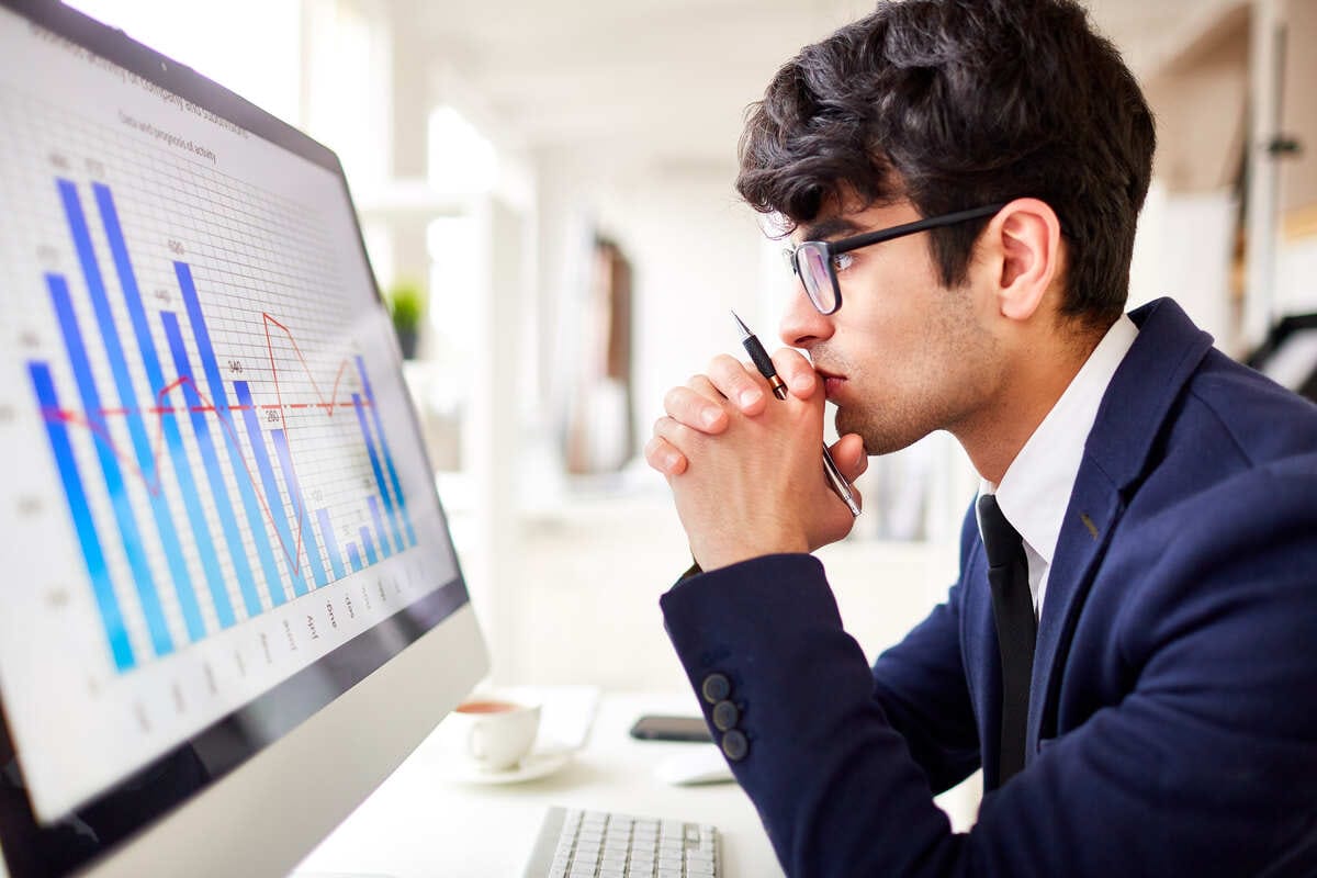 Executivo analisando indicadores de gestão financeira.
