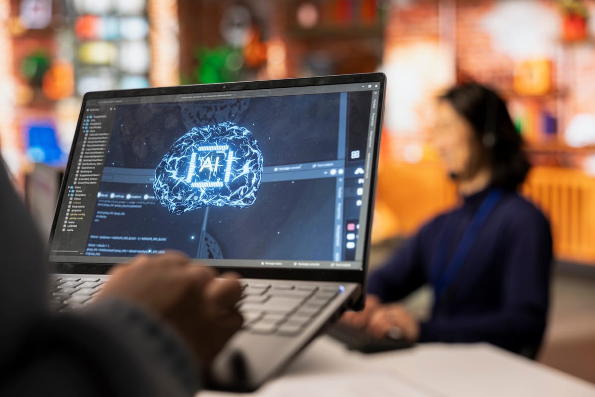 Profissional acompanha recursos de inteligência artificial na gestão de projetos em tela de notebook.