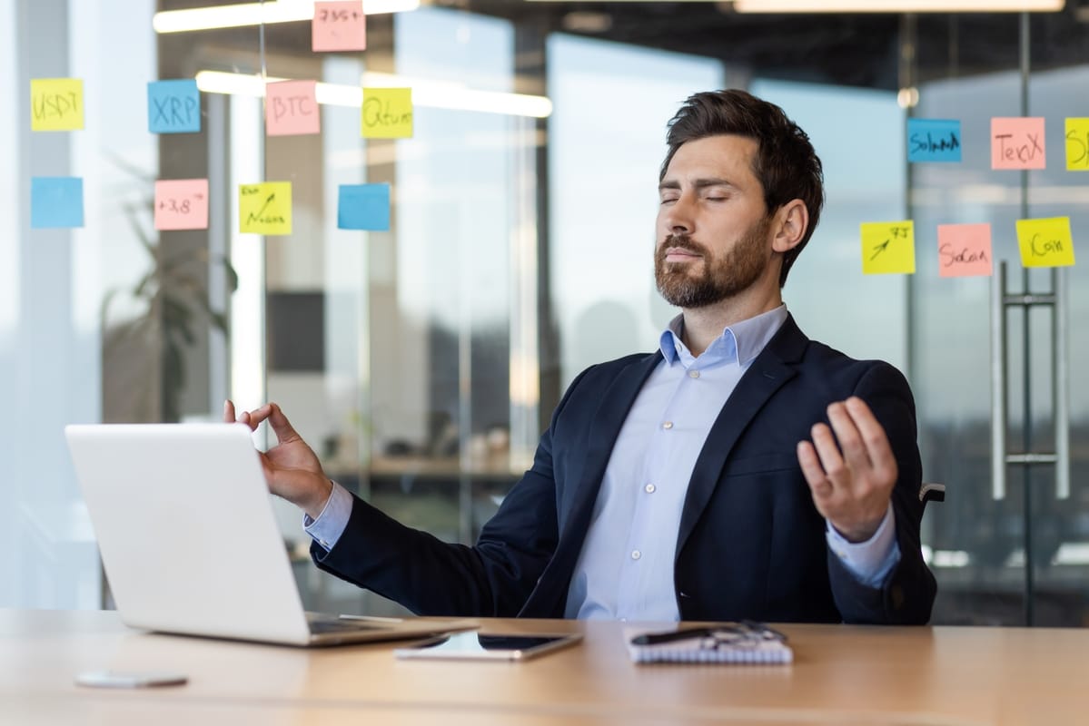 Profissional demonstra inteligência emocional no trabalho durante reunião