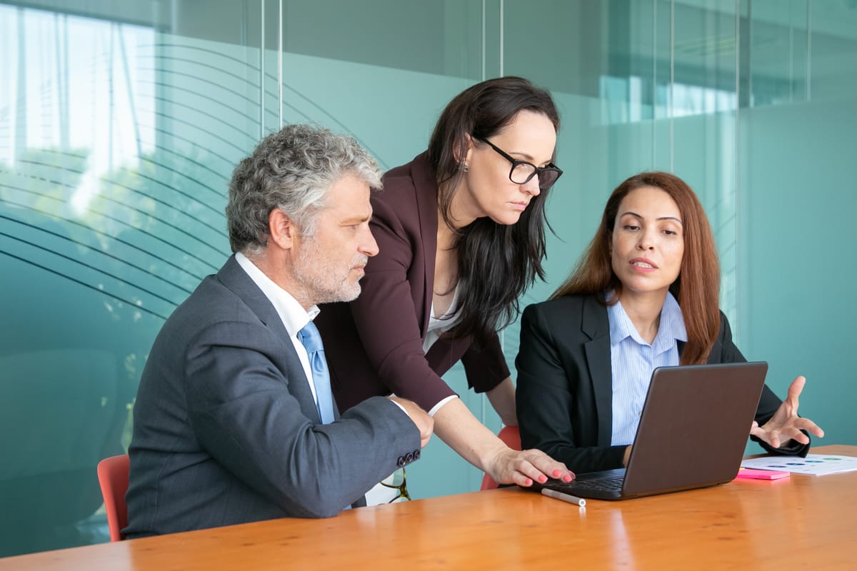Executivos analisam uma decisão durante uma atividade de MBA para líderes.