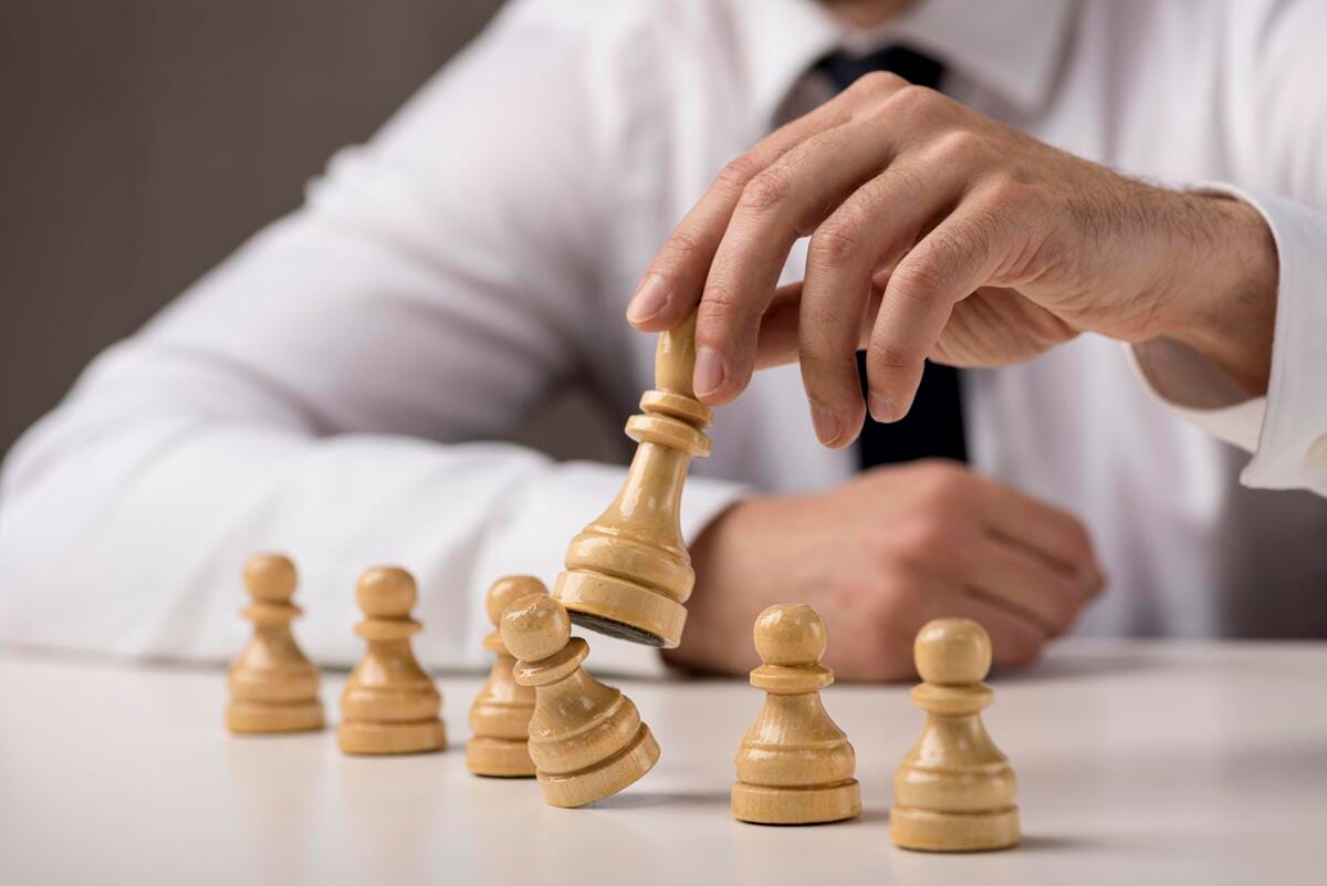 Profissional jogando xadrez em uma dinâmica sobre mentalidade estratégica.