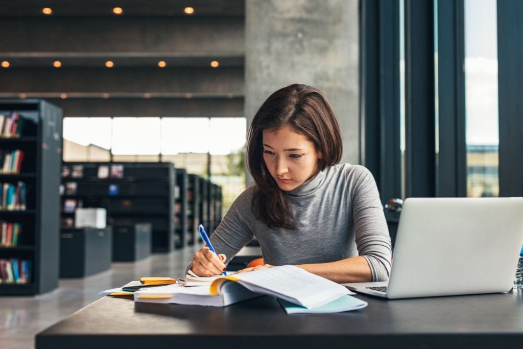 Profissional pesquisando pós-graduação ou MBA para crescer na carreira.