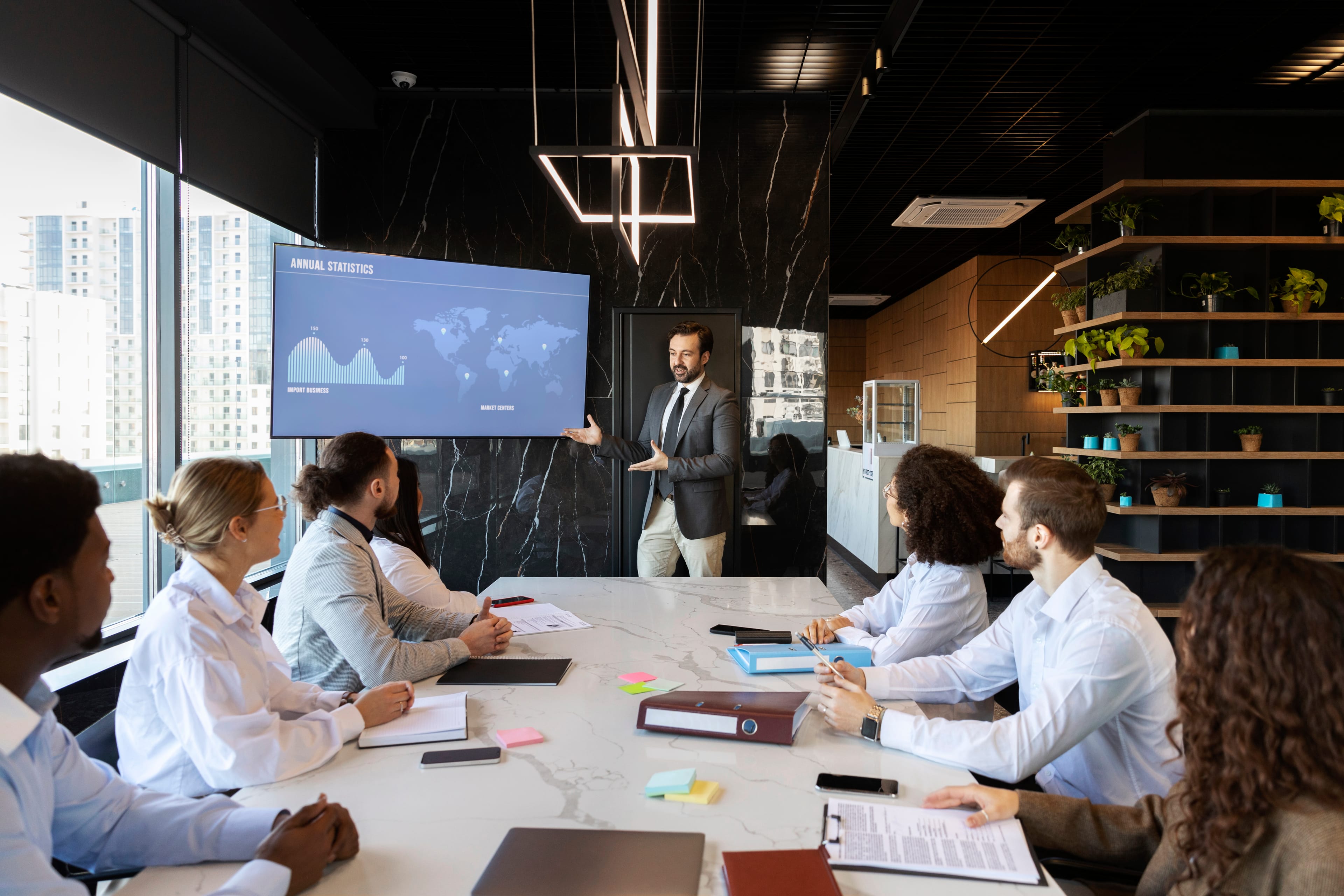 Líder em reunião com equipe analisando tendências de liderança e dados estratégicos.